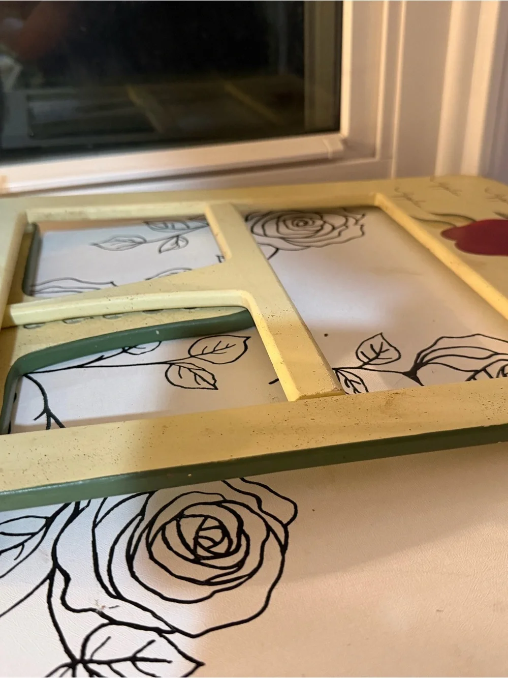 Hand-Painted Apple Themed Wall Decor Rack - Cream and Red